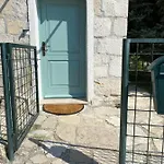 House - Heated Pool, Large Massage Tub And Sports Court Klis