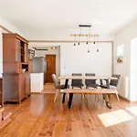House - Heated Pool, Large Massage Tub And Sports Court * Klis