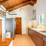 House - Heated Pool, Large Massage Tub And Sports Court