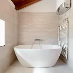 House - Heated Pool, Large Massage Tub And Sports Court