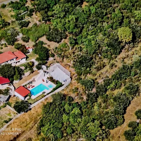 House - Heated Pool, Large Massage Tub And Sports Court *