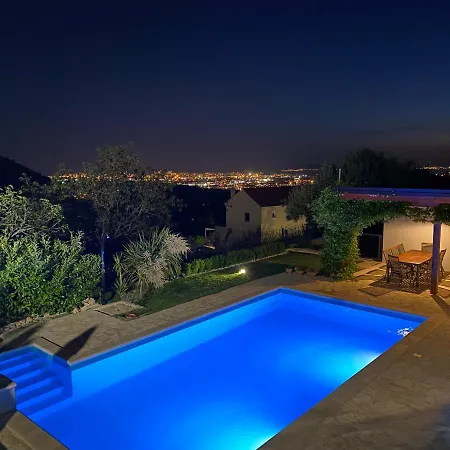 House - Heated Pool, Large Massage Tub And Sports Court Villa