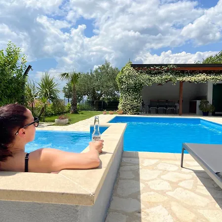 House - Heated Pool, Large Massage Tub And Sports Court