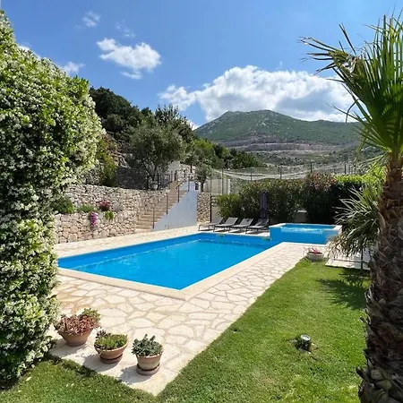 House - Heated Pool, Large Massage Tub And Sports Court Villa Klis
