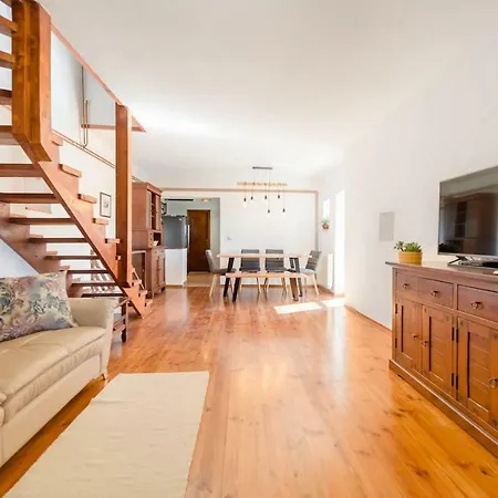 House - Heated Pool, Large Massage Tub And Sports Court Klis