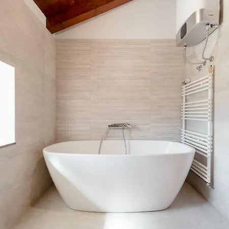 House - Heated Pool, Large Massage Tub And Sports Court