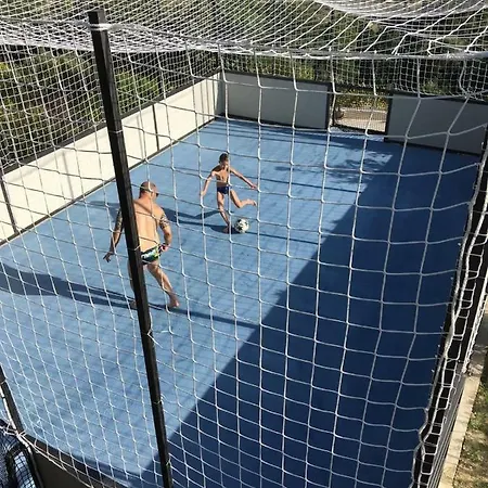 House - Heated Pool, Large Massage Tub And Sports Court *
